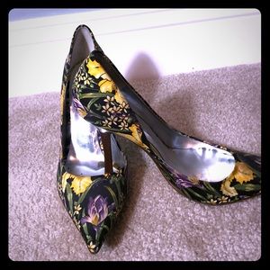 GUESS iris pumps
